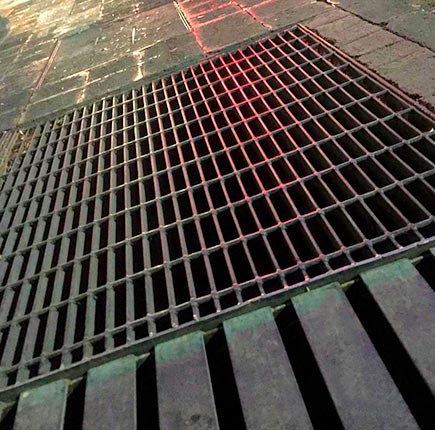 Rejillas electroforjadas colocadas en una pasarela industrial