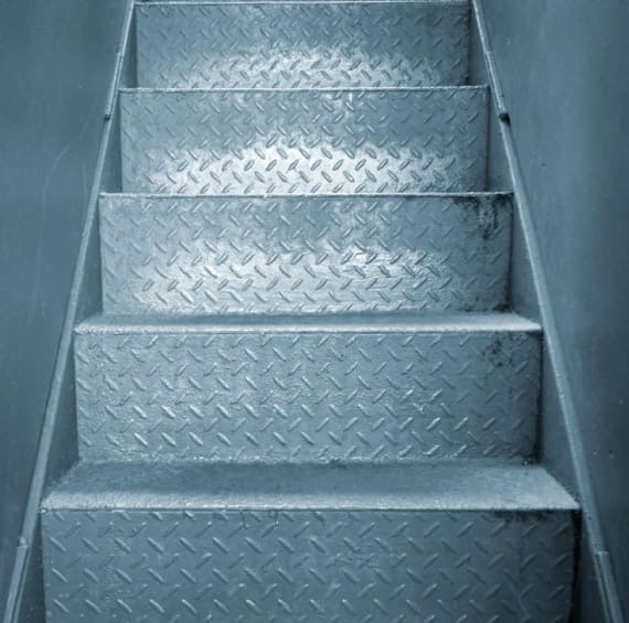 Lámina antiderrapante de aluminio utilizada en escalera